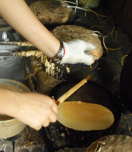 Hiện gia đình ông Tuấn có 2 sản phẩm là bánh quế gia truyền và bánh ốc quế. Riêng bánh quế gia truyền chỉ được sản xuất vào những tháng cuối năm như hiện nay.